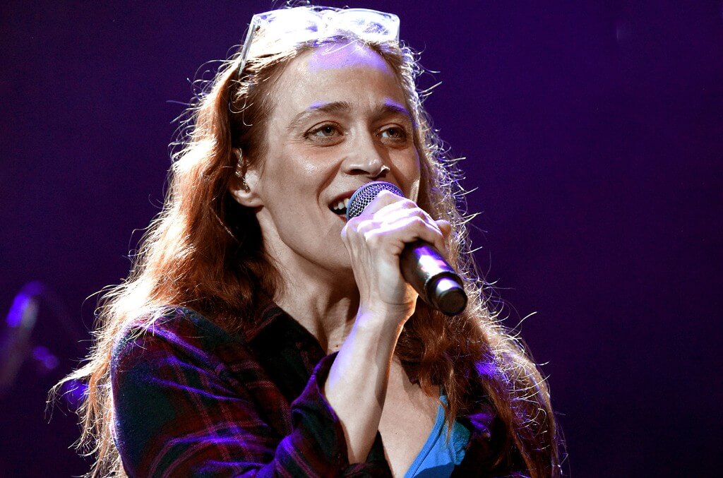 Setelah 8 Tahun, Akhirnya Fiona Apple Rilis Album Baru &quot;Fetch the Bolt Cutters&quot;
